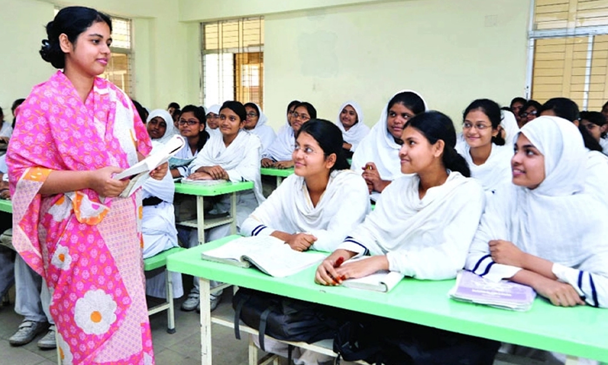 ক্লাস নিচ্ছেন শিক্ষক। ছবি- সংগৃহীত