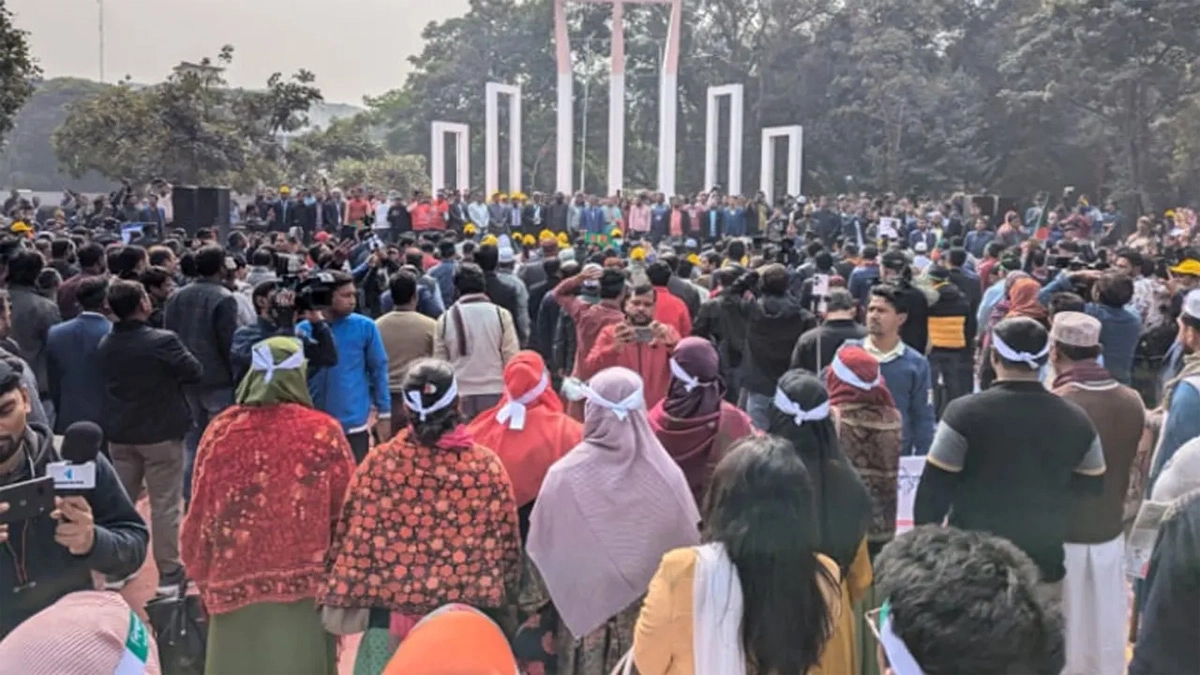 কেন্দ্রীয় শহীদ মিনারে শিক্ষকদের সমাবেশ। ছবি- সংগৃহীত
