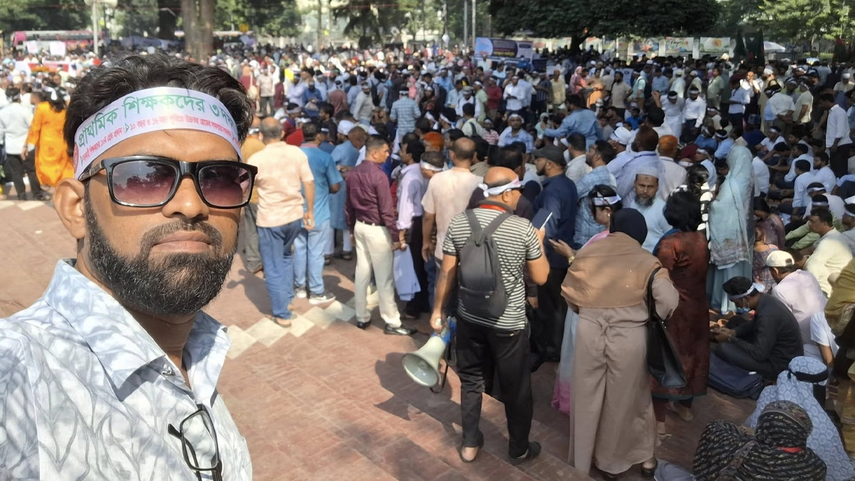 কেন্দ্রীয় শহিদ মিনারে প্রাথমিক শিক্ষকদের অবস্থান।