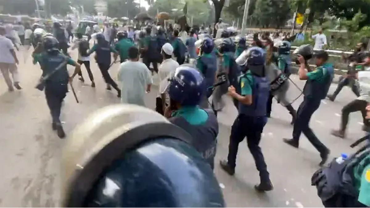 জাতীয় প্রেসক্লাবের সামনে উত্তেজনা।