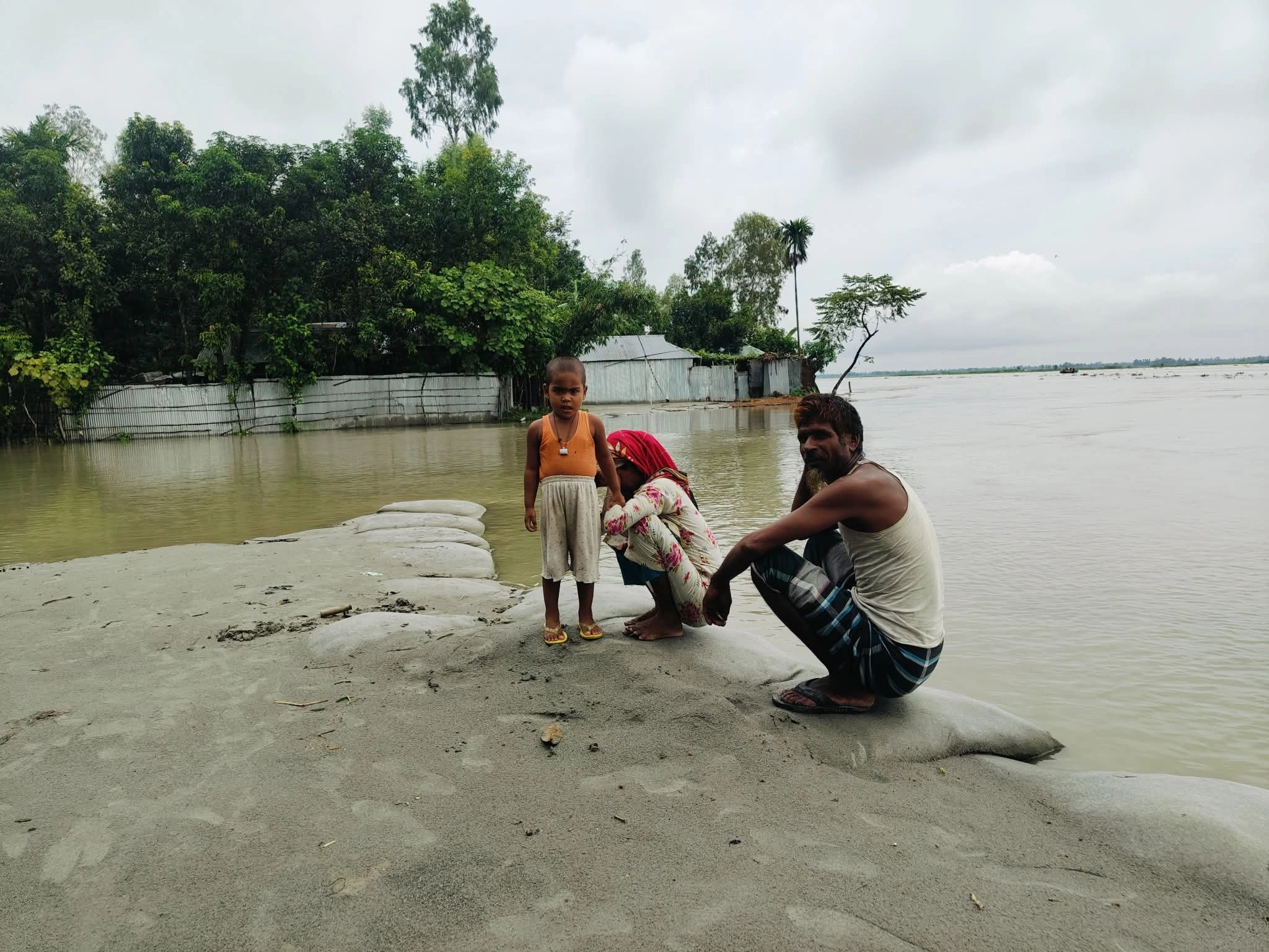 কমছে তিস্তার পানি, বাড়ছে দুর্ভোগ