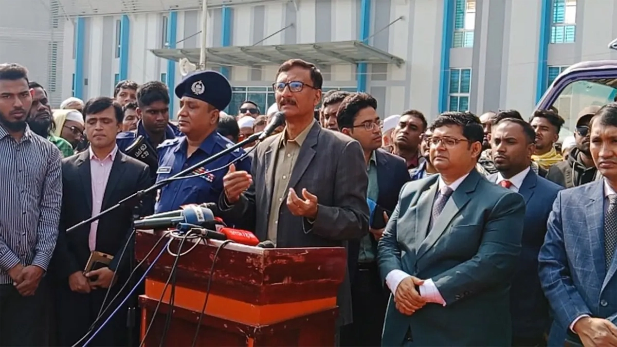ভোলা সরকারি স্কুল মাঠে ভোটের গাড়ি উদ্বোধনকালে পররাষ্ট্র উপদেষ্টা তৌহিদ হোসেন। ছবি- সংগৃহীত