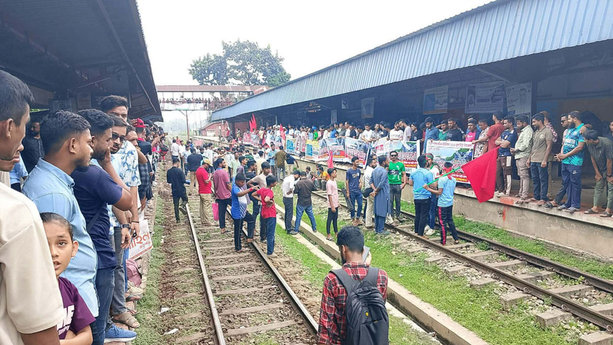 সিলেট বিভাগের রেলপথে অবরোধ কর্মসূচি। ছবি- সংগৃহীত