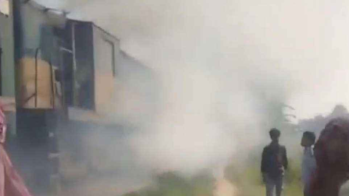 ট্রেনের ইঞ্জিনে আগুন। ছবি- সংগৃহীত