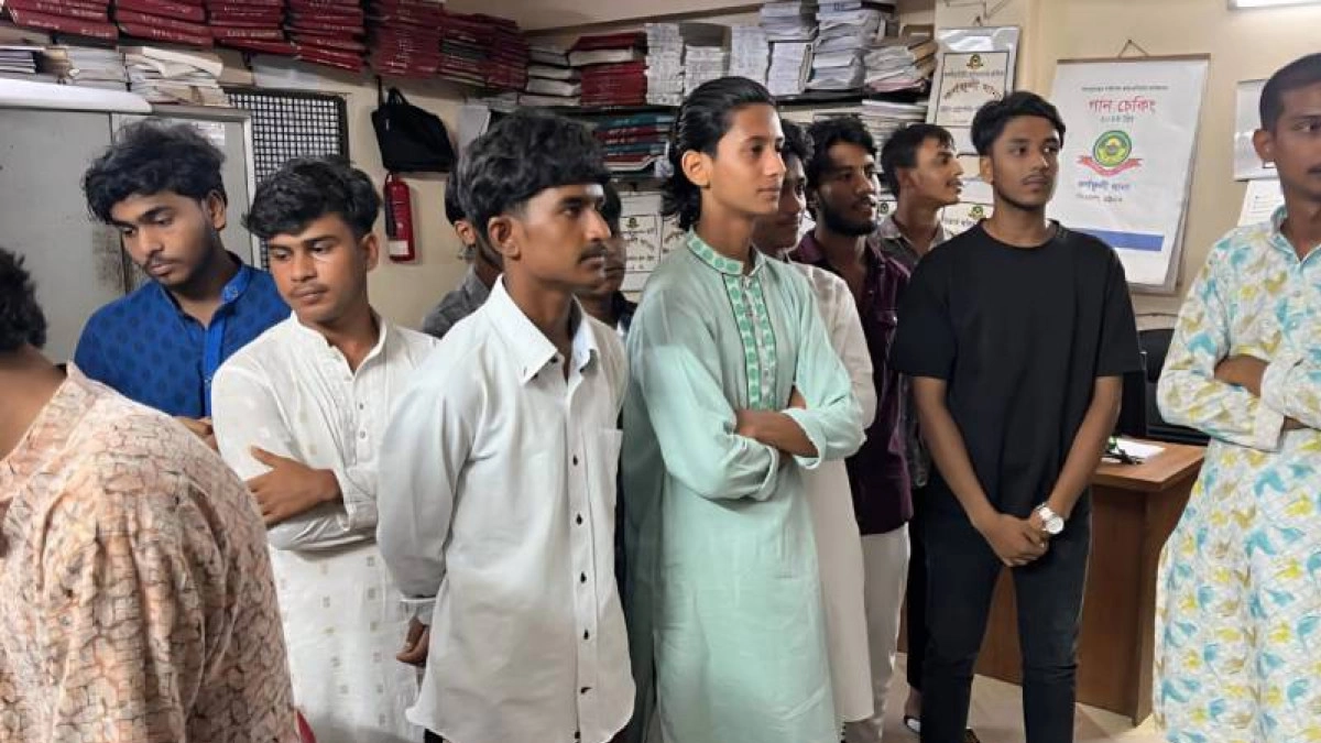 চট্টগ্রামের কর্ণফুলীতে ‘জয় বাংলা’ স্লোগান দিয়ে মিছিলের মতো করে টিকটক ভিডিও ধারণ করতে গিয়ে পুলিশের হাতে আটক হন ১২ তরুণ। ছবি- সংগৃহীত
