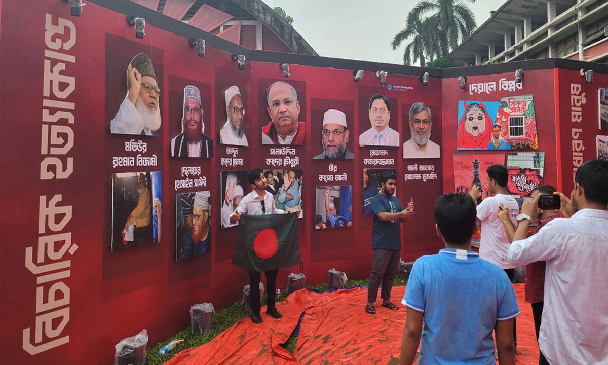 টিএসসিতে ছাত্র শিবিরের প্রদর্শনীর ছবি।