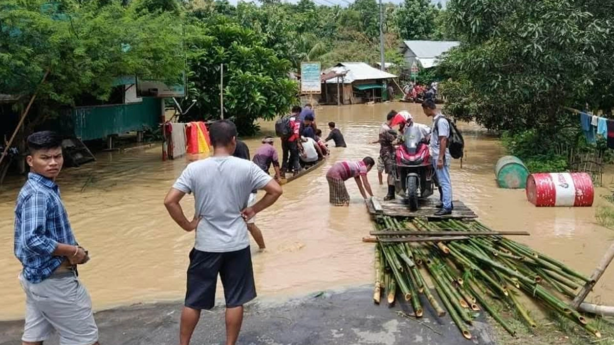 বাঁশের ভেলা দিয়ে লোকজন পারাপার হচ্ছেন। ছবি- সংগৃহীত