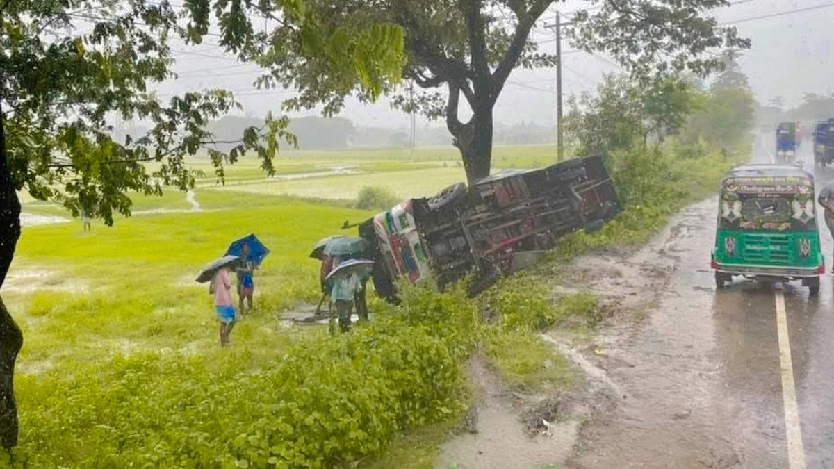 চট্টগ্রামের পটিয়ায় যাত্রীবাহী বাস নিয়ন্ত্রণ হারিয়ে রাস্তার পাশে খাদে পড়ে অন্তত ১৫ জন যাত্রী আহত হন। ছবি- রূপালী বাংলাদেশ