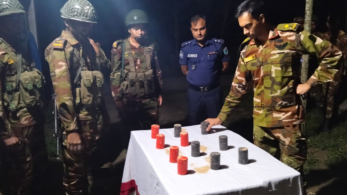 ঝিনাইদহে ১১টি পরিত্যক্ত ককটেল উদ্ধার করে যৌথবাহিনী। ছবি- সংগৃহীত