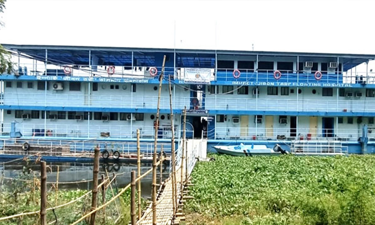 নদীমাতৃক বাংলাদেশে সুবিধাবঞ্চিত মানুষের দ্বারে চিকিৎসাসেবা পৌঁছে দিতে দুই যুগ ধরে কাজ করছে ভাসমান হাসপাতাল ‘জীবন তরী’। ছবি- রূপালী বাংলাদেশ