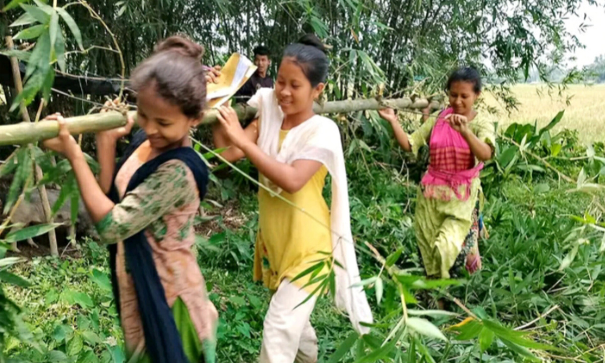বাঁশ কেটে নিয়ে যাচ্ছেন ক্ষুদ্র নৃ-গোষ্ঠীর নারীরা। ছবি- রূপালী বাংলাদেশ