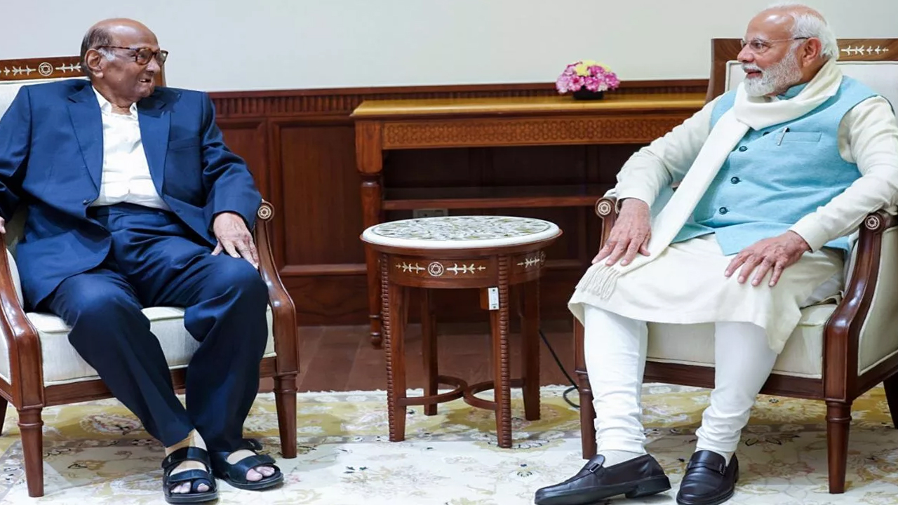 ভারতের প্রধানমন্ত্রী নরেন্দ্র মোদির সাথে দেশটির সাবেক সাবেক কৃষি ও প্রতিরক্ষামন্ত্রী শারদ পাওয়ার। ছবি- সংগৃহীত
