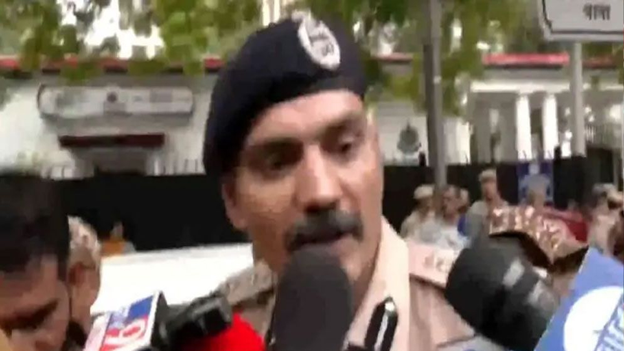 দিল্লি পুলিশের ডিসিপি দেবেশ কুমার। ছবি: বিবিসি