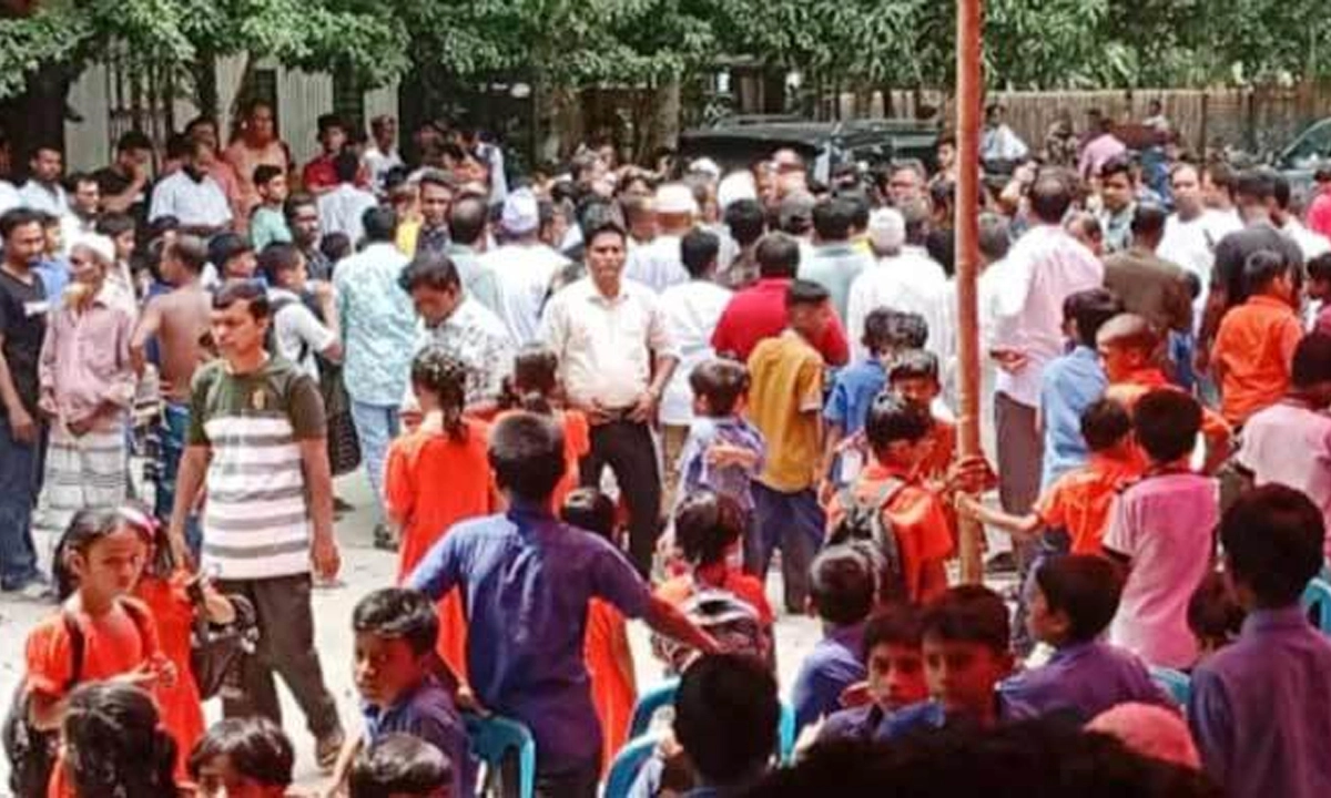 ফরিদপুরের ভাঙ্গায় একটি সামাজিক অনুষ্ঠানের মঞ্চে বসার সুযোগ না পেয়ে এনসিপি নেতার ওপর চড়াও হন স্থানীয় বিএনপি নেতারা। ছবি- রূপালী বাংলাদেশ