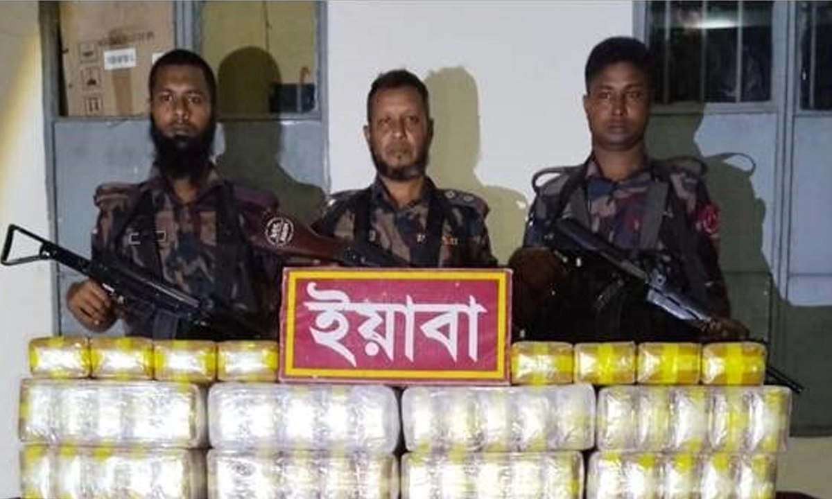 কক্সবাজারের উখিয়ার কাটাখাল সীমান্ত থেকে বিপুল পরিমাণ ইয়াবা জব্দ করে বিজিবি। ছবি- রূপালী বাংলাদেশ