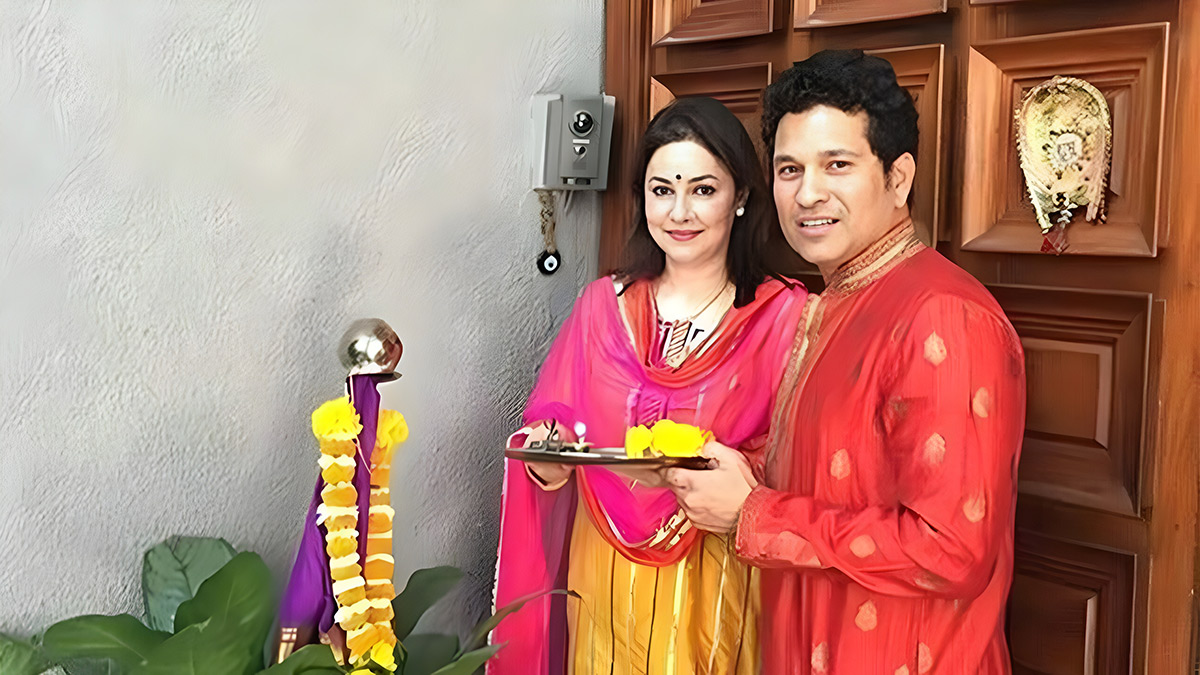ছেলের বিবাহিত জীবনে সুখের জন্য বিশেষ পূজা করছেন শচীন ও অঞ্জলি টেন্ডুলকার। ছবি - সংগৃহীত