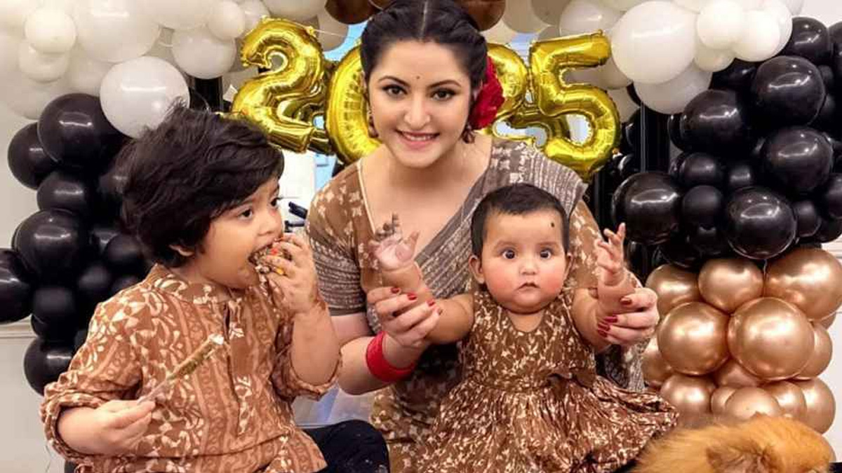 চিত্রনায়িকা পরীমণি ও তার দুই সন্তান । ছবি- সংগৃহীত