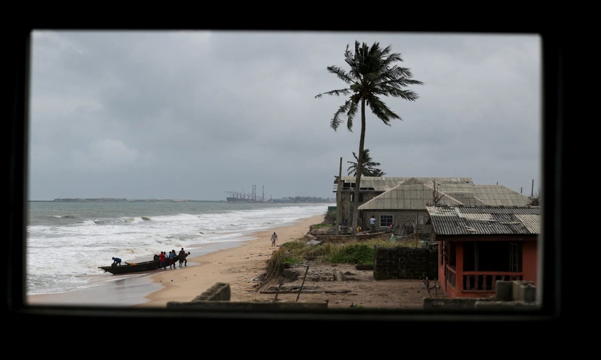 নাইজেরিয়ায় নিরাপদ আশ্রয়ে নৌকা নোঙ্গর করছেন এক নাবিক। ছবি- সংগৃহীত