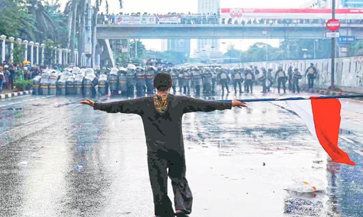ইন্দোনেশিয়ায় বিক্ষোভ চলাকালে পুলিশের সামনে এক প্রতিবাদকারী। ছবি- রয়টার্স