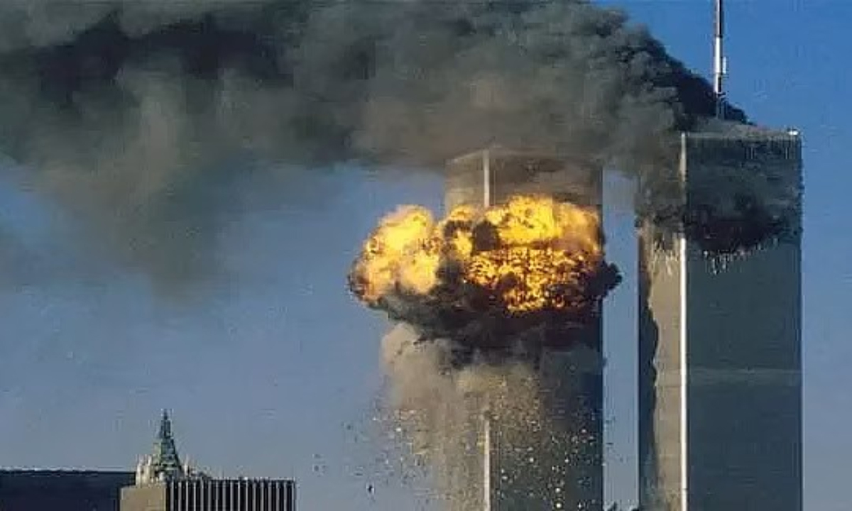 ২০০১ সালের ১১ সেপ্টেম্বর যুক্তরাষ্ট্রের টুইন টাওয়ারে হামলা চালানো হয়। ছবি: রয়টার্স