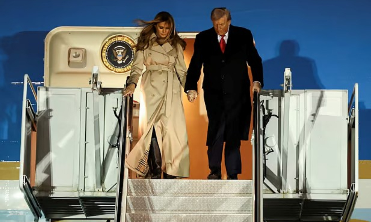 লন্ডনের স্ট্যানস্টেড বিমানবন্দরে ট্রাম্প দম্পতি । ছবি: রয়টার্স