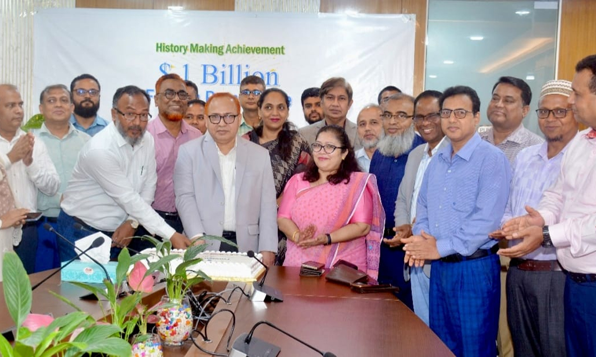 ব্যাংকের প্রধান কার্যালয়ে কেক কেটে এই সাফল্য উদযাপন করা হয়। ছবি- রূপালী বাংলাদেশ