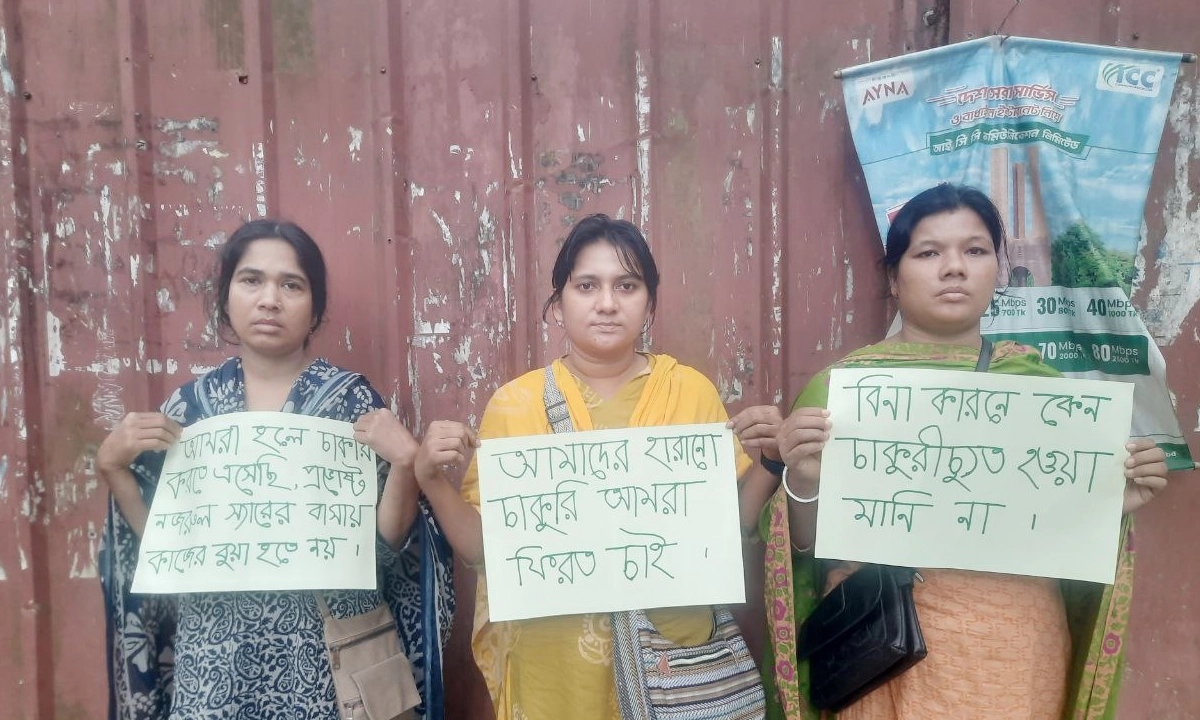 সকালে হলের সামনে অবস্থান কর্মসূচি পালন করেন ভুক্তভোগীরা। ছবি- সংগৃহীত