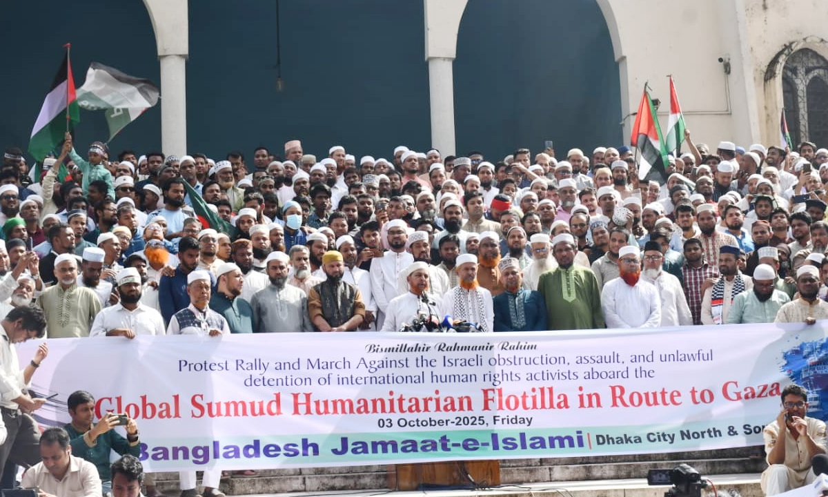 জাতীয় মসজিদ বায়তুল মোকাররমের উত্তর গেইটে বিক্ষোভ মিছিল  অনুষ্ঠিত হয়। ছবি- রূপালী বাংলাদেশ
