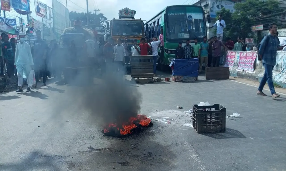 সড়ক অবরোধ করেন হেফাজতের নেতাকর্মীরা। ছবি- সংগৃহীত