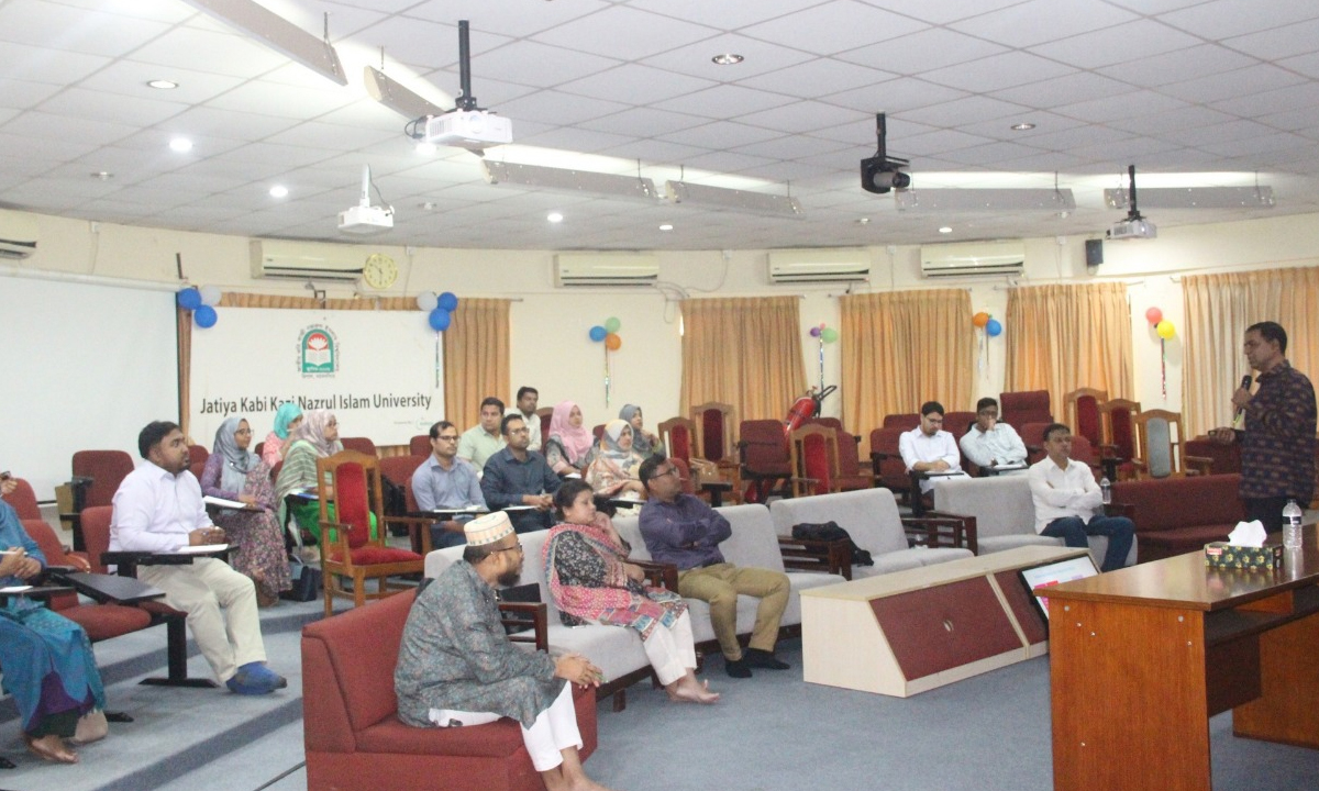 বিশ্ববিদ্যালয়ের পুরনো প্রশাসনিক ভবনের কনফারেন্স কক্ষে কর্মশালা অনুষ্ঠিত হয়। ছবি- রূপালী বাংলাদেশ