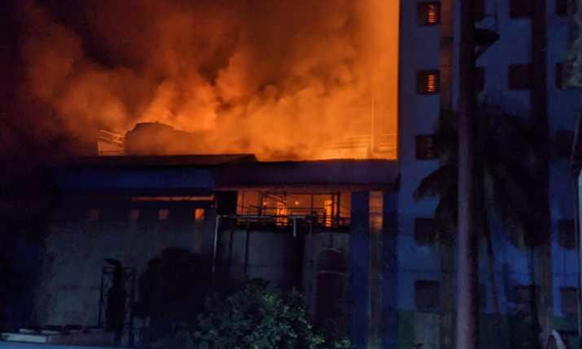 সোমবার (১৩ সেপ্টেম্বর) রাতে উপজেলার তারাব পৌরসভার তারাব এলাকায় এ ঘটনা ঘটে। ছবি- রূপালী বাংলাদেশ