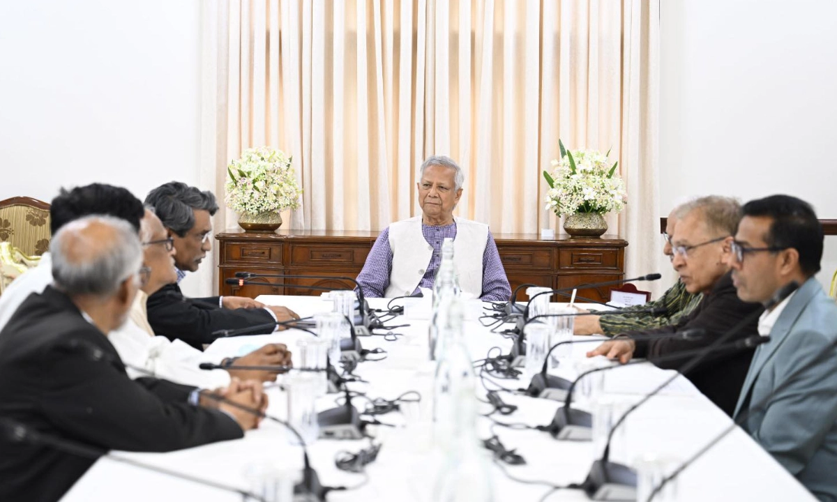 ঐকমত্য কমিশনের সঙ্গে প্রধান উপদেষ্টা । ছবি- সংগৃহীত