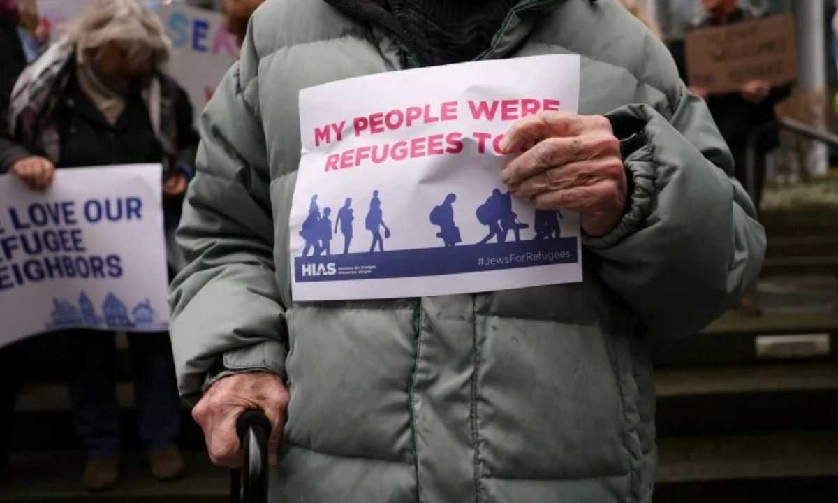 ট্রাম্পের অভিবাসী নীতির প্রতিবাদে মানববন্ধন। ছবি- সংগৃহীত