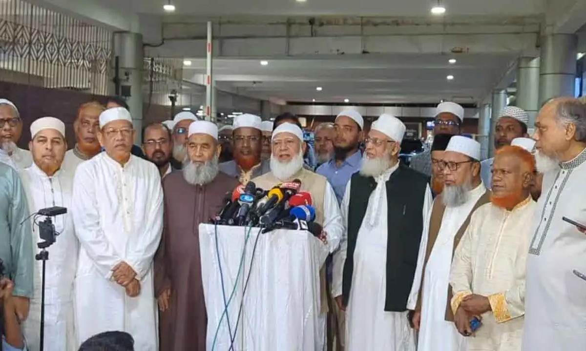 বিমানবন্দরে আয়োজিত এক সংক্ষিপ্ত প্রেস ব্রিফিং করছেন জামায়াতের আমির ডা. শফিকুর রহমান। ছবি- সংগৃহীত