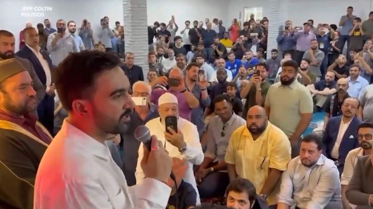 মসজিদে বক্তব্য দিচ্ছেন মামদানি। ছবি- সংগৃহীত