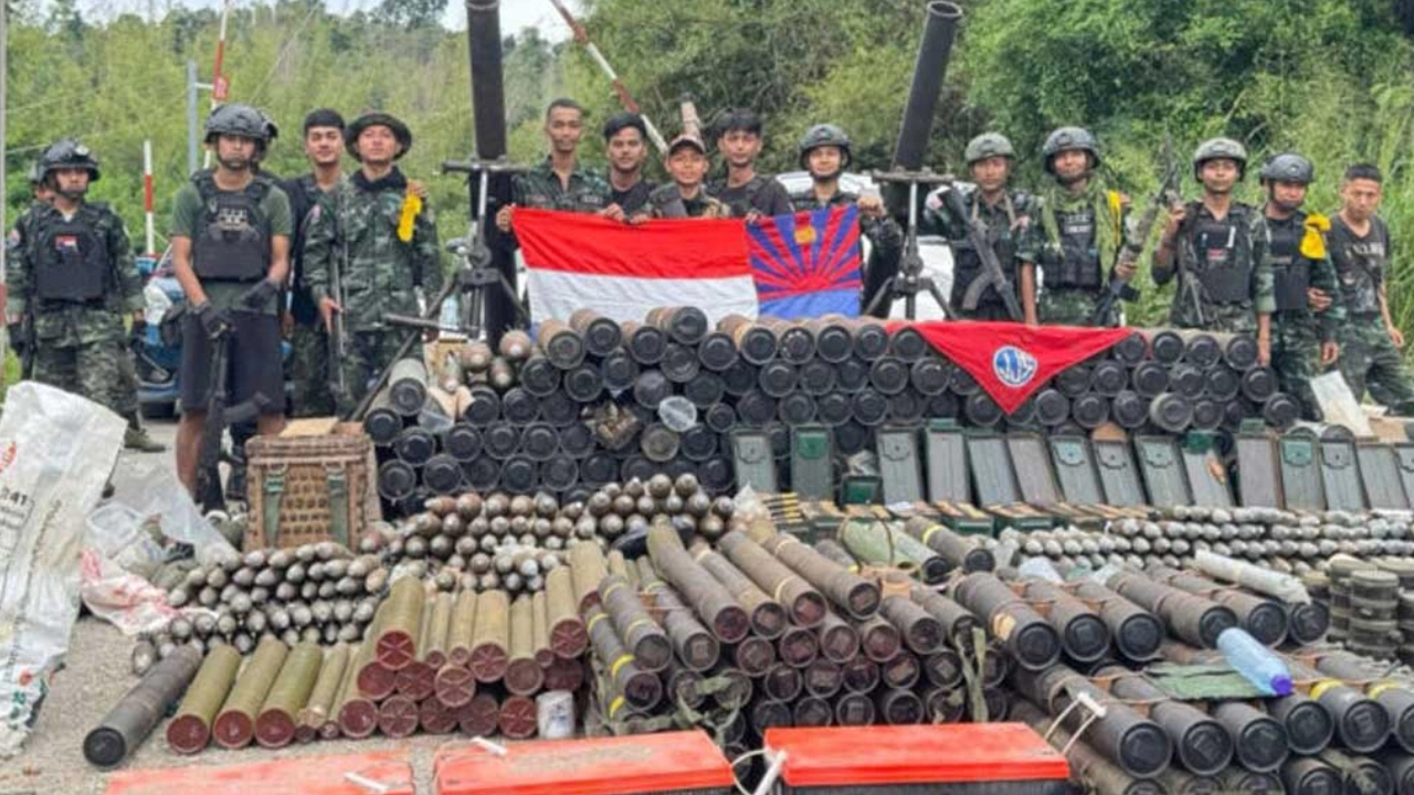 জান্তা সেনারা পালিয়ে যাওয়ায় তাদের চৌকি থেকে উদ্ধার অস্ত্র, গোলাবারুদ। ছবি- ইরাবতী