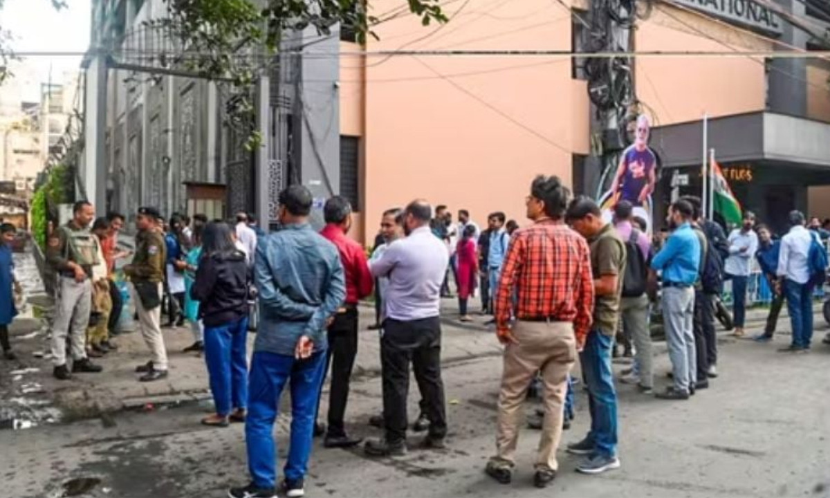 ভূমিকম্পে বাড়ির বাইরে কলকাতার বাসিন্দারা। ছবি- সংগৃহীত