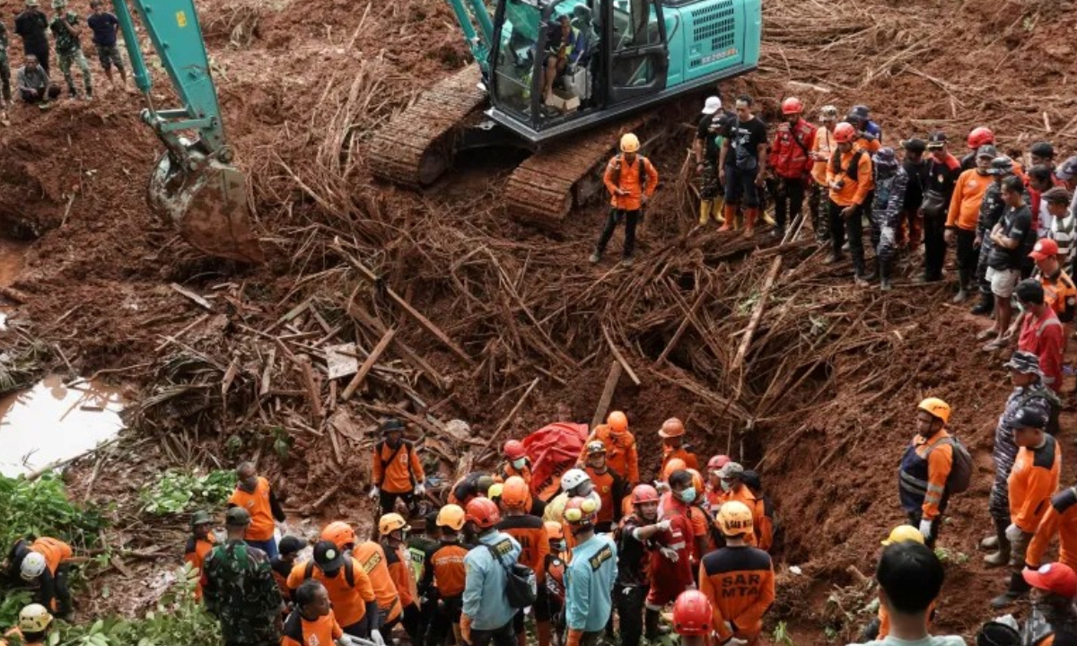 বন্যা ও ভূমিধসে উদ্ধার কার্যক্রম। ছবি- সংগৃহীত