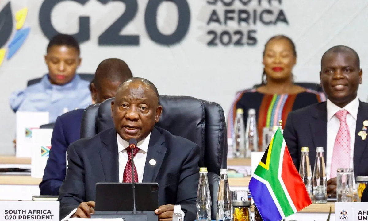 সম্মেলনে বক্তব্য দিচ্ছেন সিরিল রামাফোসা। ছবি- সংগৃহীত