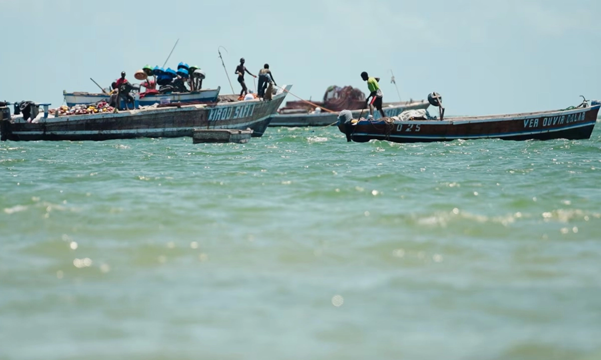 মোজাম্বিকের উপকূলে মাছ ধরছেন জেলেরা। ছবি- সংগৃহীত