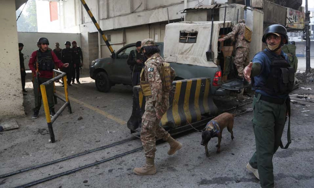 পাকিস্তান সেনাবাহিনীর সদস্যরা পরিস্থিতির নিয়ন্ত্রণ নিয়েছে। ছবি- রয়টার্স