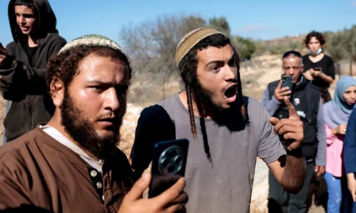 পশ্চিম তীরের বাসিন্দাদের হুমকি দিচ্ছে দখলদার ইসরায়েলিরা। ছবি- সংগৃহীত