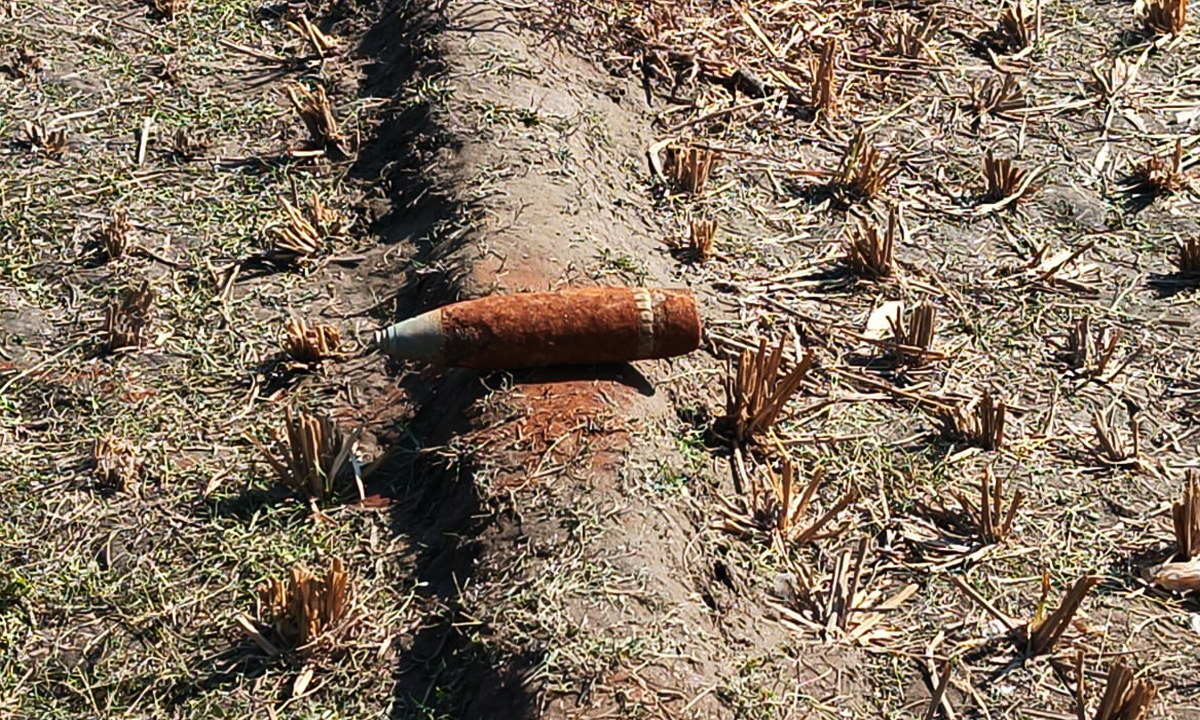 জমি থেকে মর্টারশেল উদ্ধার। ছবি- রূপালী বাংলাদেশ