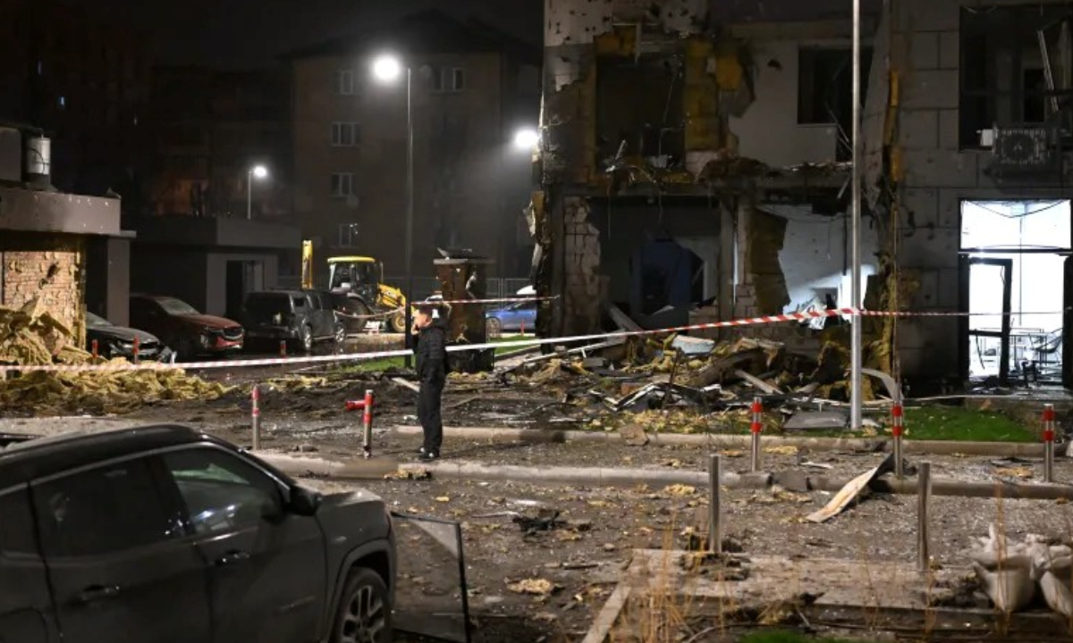 রাশিয়ার হামলায় বিপর্যস্ত কিয়েভ। ছবি- সংগৃহীত