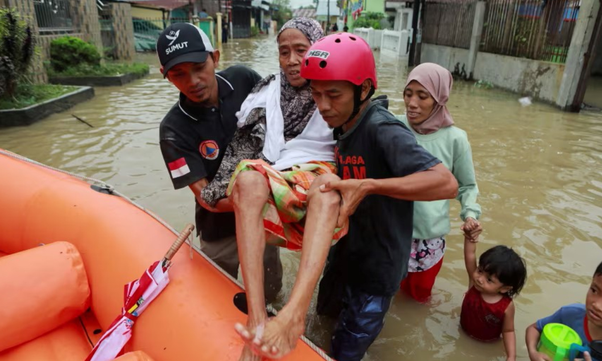 ইন্দোনেশিয়ার সুমাত্রা দ্বীপে উদ্ধার কার্যক্রম। ছবি- সংগৃহীত