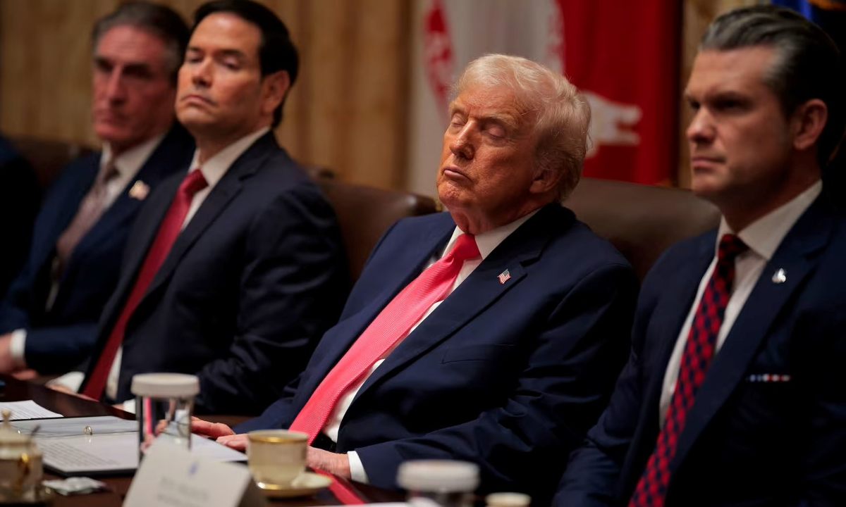 মন্ত্রীসভার বৈঠকে ট্রাম্প। ছবি- সংগৃহীত