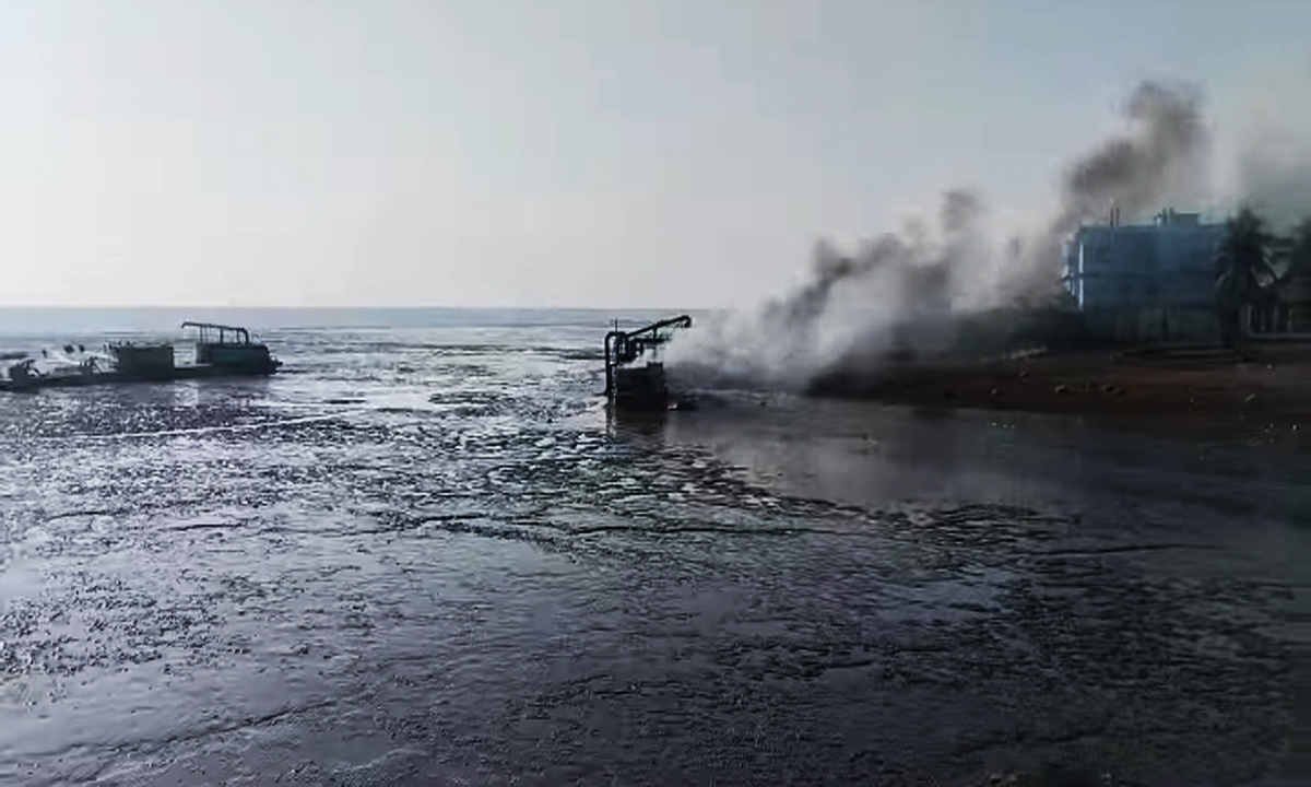 ড্রেজারে আগুন ধরিয়ে দেয় স্থানীয়রা। ছবি: রূপালী বাংলাদেশ