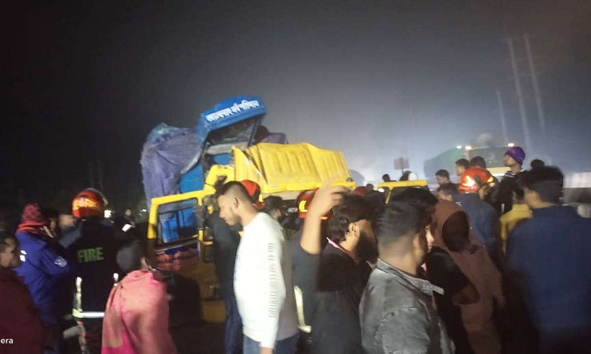 টাঙ্গাইলে পিকআপের পেছনে ট্রাকের ধাক্কা, নিহত ২