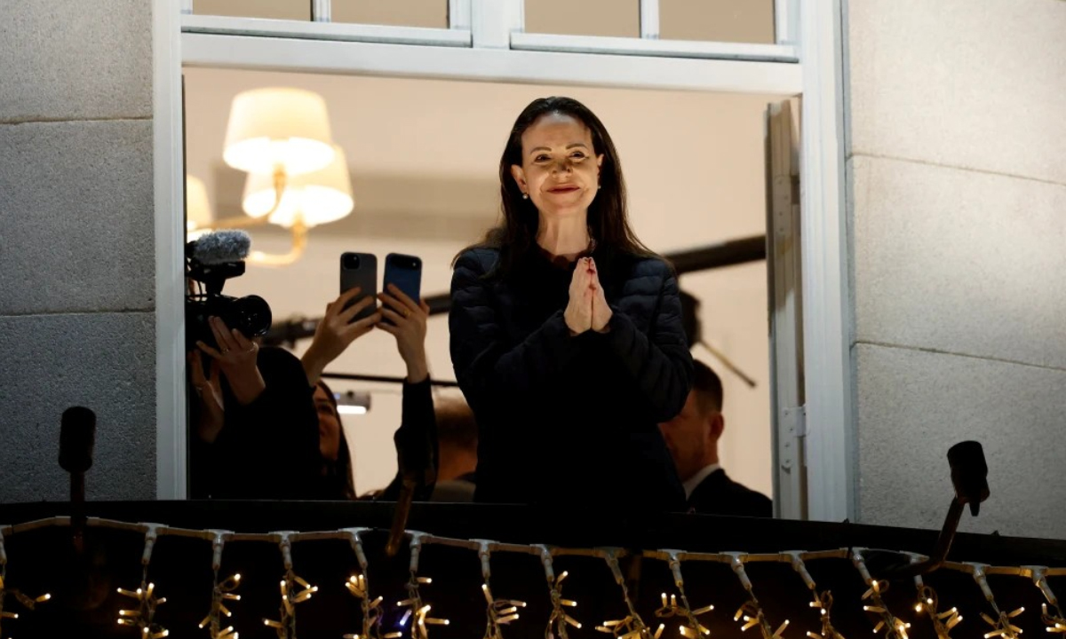 গ্র্যান্ড হোটেলের বারান্দায় মাচাদো। ছবি- সংগৃহীত