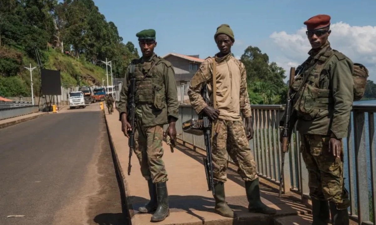টহলরত এম-২৩ সদস্য। ছবি- সংগৃহীত